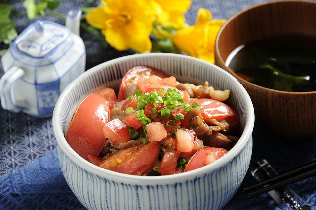 トマト豚丼